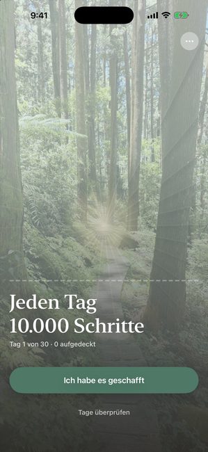 Die App an Tag 1 von 30 einer Reise namens 10.000 Schritte am Tag machen. Ein Waldfoto ist vollständig von einem blassen Blütenmuster bedeckt.