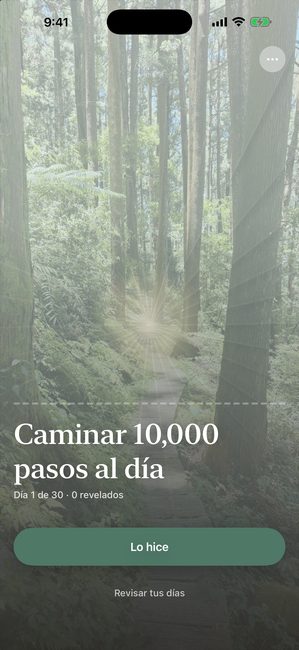 La app en el día 1 de 30 de un viaje llamado Llegar a 10 000 pasos al día. Una fotografía de bosque está completamente cubierta por un patrón de pétalos pálido.
