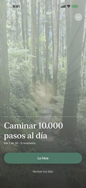 La app en el día 1 de 30 de un viaje llamado Llegar a 10 000 pasos al día. Una fotografía de bosque está completamente cubierta por un patrón de pétalos pálido.
