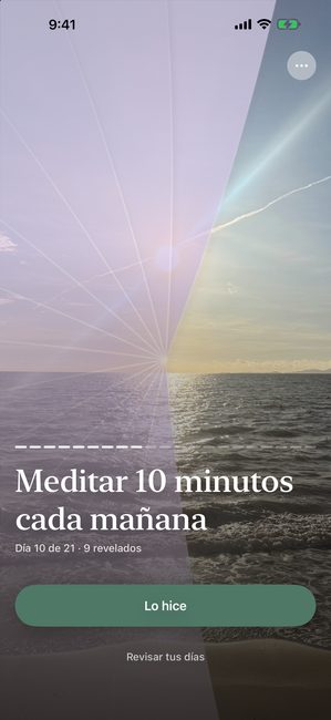 Un viaje llamado Medita 10 minutos cada mañana, día 10 de 21, una fotografía de puesta de sol parcialmente descubierta bajo una cubierta morada.