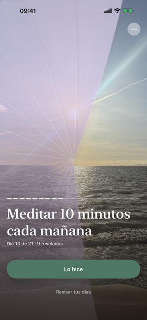 La app mostrando una foto de puesta de sol parcialmente descubierta con una cubierta morada, en el día 10 de un viaje de meditación de veintiún días.