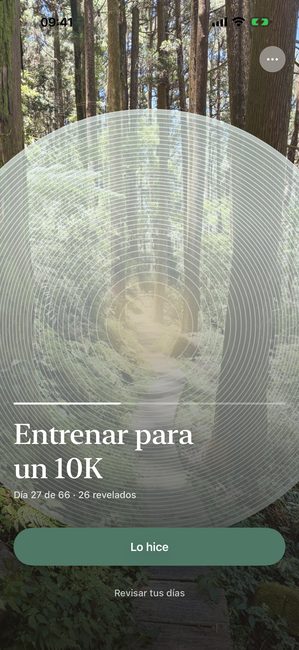 La app mostrando una foto de bosque parcialmente descubierta en anillos concéntricos, en el día 27 de un viaje de carrera de sesenta y seis días.