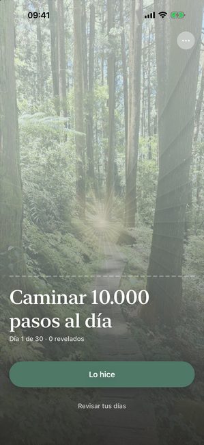 La app Reveal the Dream mostrando una foto de bosque completamente cubierta en el día uno de un viaje de treinta días para llegar a 10 000 pasos al día.