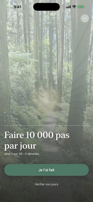 L'application au jour 1 sur 30 d'un parcours appelé Faire 10 000 pas par jour. Une photo de forêt est entièrement couverte par un motif de pétales pâles.