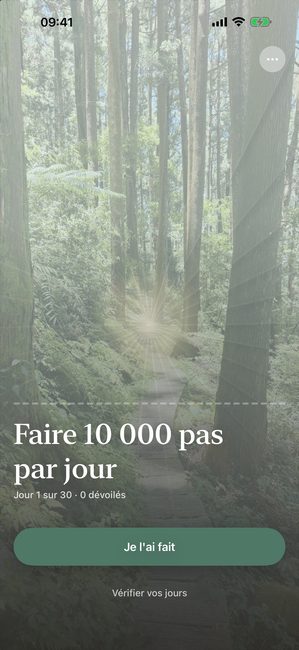 L'application Reveal the Dream affichant une photo de forêt entièrement couverte au premier jour d'un parcours de trente jours pour faire 10 000 pas par jour.