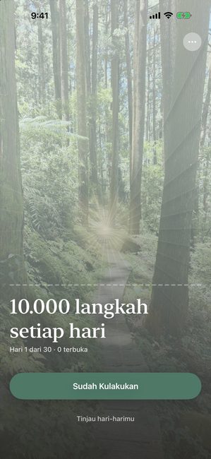 Aplikasi pada hari 1 dari 30 dalam perjalanan bernama 10.000 langkah sehari. Foto hutan tertutup sepenuhnya oleh pola kelopak berwarna pucat.