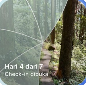 Widget layar utama Reveal the Dream menampilkan jalan setapak hutan yang sebagian terbuka dengan label Hari 4 dari 7, check-in dibuka.