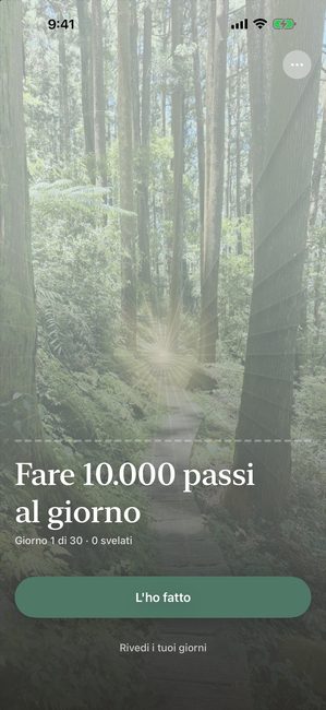 L'app al giorno 1 di 30 di un percorso chiamato Fai 10.000 passi al giorno. Una fotografia di un bosco è completamente coperta da un motivo a petali chiari.