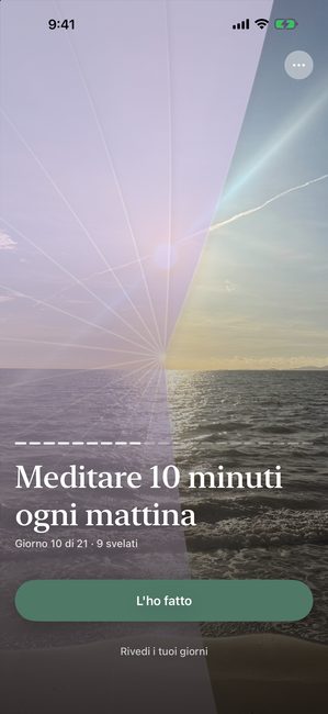 Un percorso chiamato Medita per 10 minuti ogni mattina, giorno 10 di 21, una fotografia di un tramonto parzialmente scoperta sotto una copertura viola.