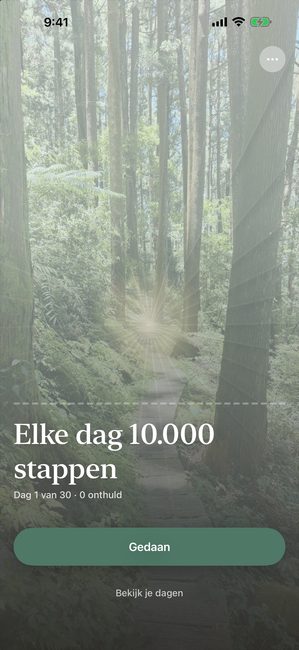 De app op dag 1 van 30 van een reis met de naam Haal 10.000 stappen per dag. Een bosfoto is helemaal bedekt met een lichtgekleurd bloemblaadjespatroon.