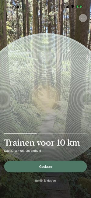 Een reis met de naam Train voor een 10 km, dag 27 van 66, een bosfoto die deels onthuld is in concentrische ringen.