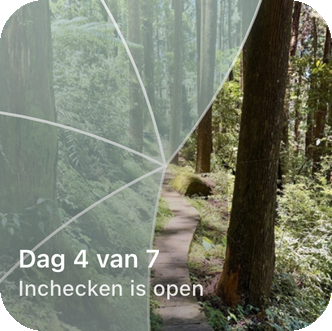 De widget van Reveal the Dream op het beginscherm, met een deels onthuld bospad en het label “Dag 4 van 7, check-in open”.