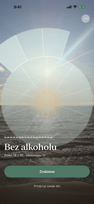 Podróż o nazwie Bez alkoholu, dzień 18 z 30, zdjęcie morza częściowo odsłonięte w łukowych segmentach.