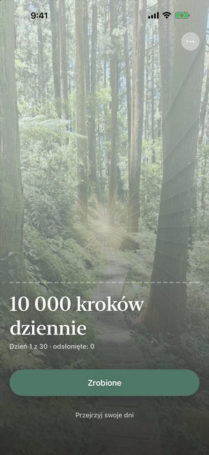 Aplikacja w 1. dniu z 30 podróży o nazwie 10 000 kroków dziennie. Zdjęcie lasu jest całkowicie przykryte jasnym wzorem z płatków.