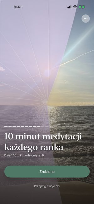 Aplikacja ze zdjęciem zachodu słońca częściowo odsłoniętym, z fioletową zasłoną, w 10. dniu dwudziestojednodniowej podróży z medytacją.
