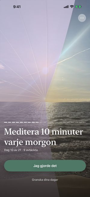 Appen med ett solnedgångsfoto delvis avtäckt med ett lila täcke, på dag 10 av en meditationsresa på tjugoen dagar.