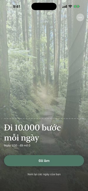 Ứng dụng ở ngày 1 trên 30 của hành trình tên Đi 10.000 bước mỗi ngày. Một bức ảnh khu rừng bị phủ hoàn toàn bởi họa tiết cánh hoa nhạt.