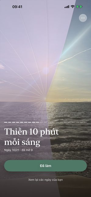 Ứng dụng hiện một bức ảnh hoàng hôn hé lộ một phần với lớp phủ màu tím, ở ngày 10 của hành trình thiền hai mươi mốt ngày.