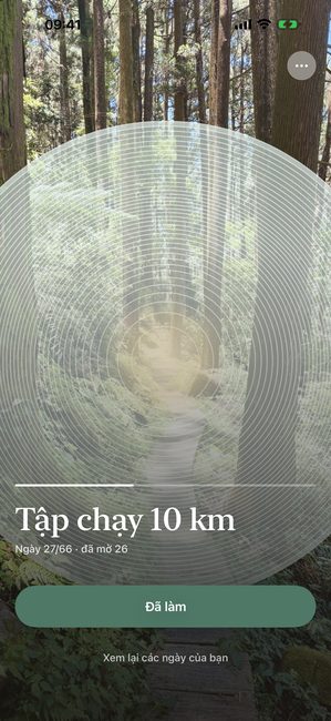 Ứng dụng hiện một bức ảnh rừng cây được hé lộ một phần theo các vòng tròn đồng tâm, ở ngày 27 của một hành trình chạy bộ sáu mươi sáu ngày.